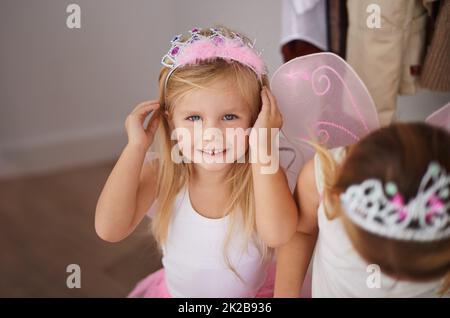 S'amuser dans l'imagination. Photo courte de petites filles portant des costumes de princesse fée. Banque D'Images