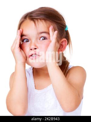 Elle ne peut pas le croire. Studio photo d'une petite fille mignonne tirant un visage pour l'appareil photo. Banque D'Images