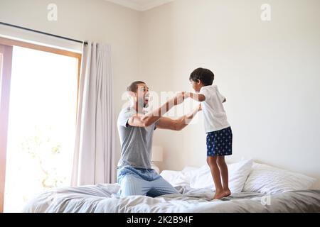 Nous avons toujours le meilleur des temps ensemble. Photo d'un père et d'un fils joyeux jouant ensemble dans la chambre à la maison. Banque D'Images