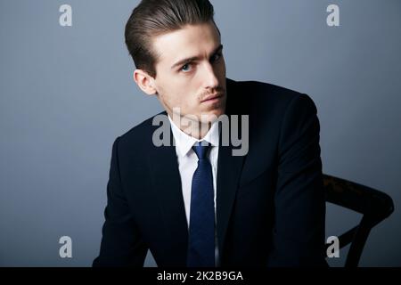 Tous les modèles HES sont adaptés. Coupe courte d'un jeune homme beau et tendance posé dans le studio. Banque D'Images