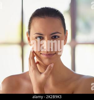 Peau éclatante après son soin spa. Photo d'une jeune femme au spa de jour. Banque D'Images