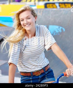 Refroidissement au parc à roulettes. Portrait d'une adolescente dans un parc à roulettes. Banque D'Images