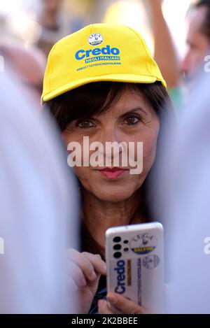 Rome, Italie. 22nd septembre 2022. Partisan de la partie Lega vu lors de l'événement "ensemble pour l'Italie", à Piazza del Popolo qui réunit les partis de droite italiens, Lega, Fratelli d'Italia, Forza Italia et Noi Moderati. Cet événement marque la fin de la campagne électorale pour les élections générales du 25 septembre 2022. Crédit : SOPA Images Limited/Alamy Live News Banque D'Images