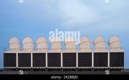 Les tours de refroidissement industriels ou des refroidisseurs refroidis par air Banque D'Images