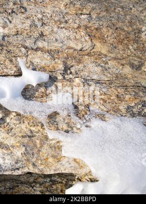 La surface de la montagne rocheuse est couverte de glace et de neige. Lac Baikal, Russie Banque D'Images