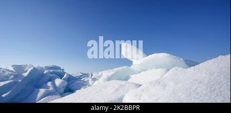 Gros glace recouverte de neige blanche. L'eau dans le lac est gelée pendant la période hivernale. Lac Baikal, Russie Banque D'Images