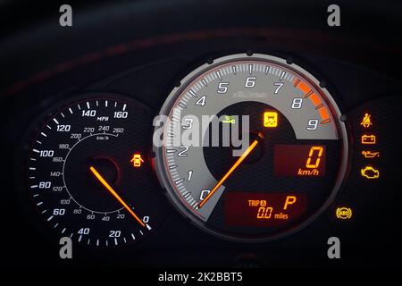 La console de voiture sport affiche tous les panneaux à DEL Banque D'Images