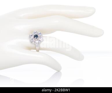 Saphir bleu avec anneau tanzanite sur main femelle en plastique. Collection d'accessoires en pierres précieuses naturelles. Prise de vue en studio Banque D'Images