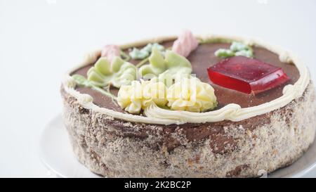 Un gâteau de Kiev sur une assiette bleue. C'est une marque de gâteau de dessert fait à Kiev, Ukraine. Gâteau de Kiev à la crème au chocolat Banque D'Images