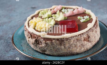 Un gâteau de Kiev sur une assiette bleue. C'est une marque de gâteau de dessert fait à Kiev, Ukraine. Gâteau de Kiev à la crème au chocolat Banque D'Images