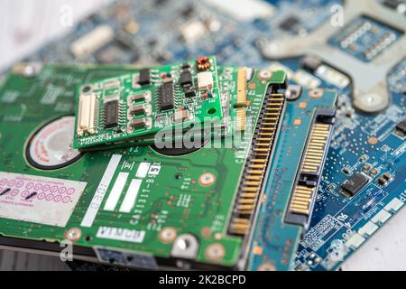 Technicien répare l'intérieur du téléphone portable par fer à souder. Circuit intégré. Concept de données, matériel, technologie. Banque D'Images