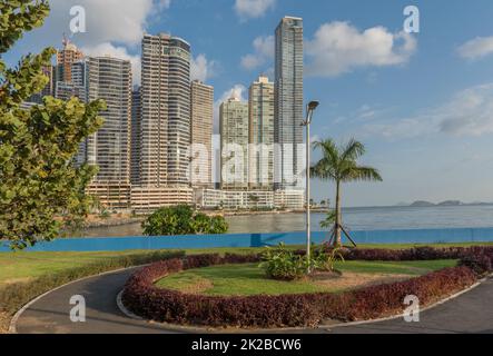 Vue sur les gratte-ciel et le front de mer de Panama Bay, Panama City Banque D'Images