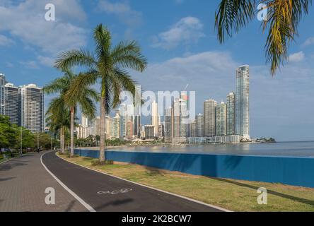 Vue sur les gratte-ciel et le front de mer de Panama Bay, Panama City Banque D'Images