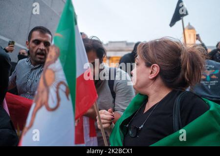 Les protestations iraniennes éclate après le meurtre de Mahsa Amini par la patrouille d'orientation, jeudi, en Iran pour ne pas avoir porté de hijab en public et récemment Banque D'Images