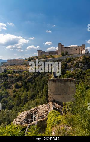 Château de Spoleto avec aqueduc en Ombrie, Italie Banque D'Images