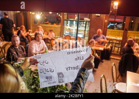 Les protestations iraniennes éclate après le meurtre de Mahsa Amini par la patrouille d'orientation, jeudi, en Iran pour ne pas avoir porté de hijab en public et récemment Banque D'Images