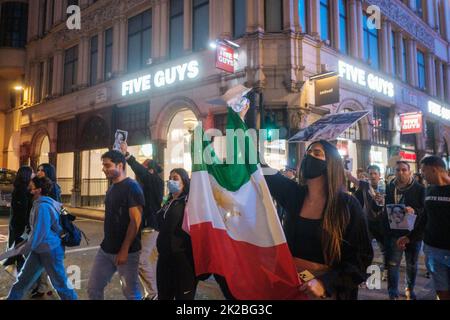 Les protestations iraniennes éclate après le meurtre de Mahsa Amini par la patrouille d'orientation, jeudi, en Iran pour ne pas avoir porté de hijab en public et récemment Banque D'Images