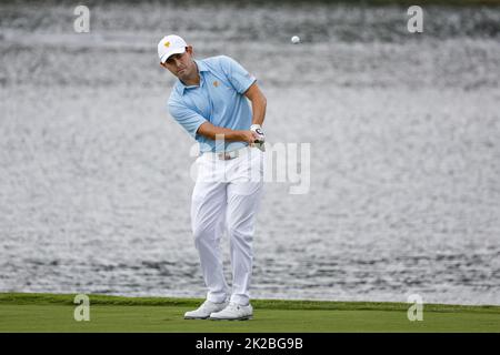 Charlotte, États-Unis. 22nd septembre 2022. Patrick Cantlay, de l'équipe des États-Unis, a remporté le green 13th au championnat de golf de la coupe Presidents à Charlotte, en Caroline du Nord, sur 22 septembre 2022. Photo de Nell Redmond/UPI. Crédit : UPI/Alay Live News Banque D'Images