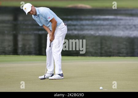 Charlotte, États-Unis. 22nd septembre 2022. Jordan Spieth, de l'équipe des États-Unis, regarde son putt sur le green 13th au championnat de golf de la coupe Presidents à Charlotte, en Caroline du Nord sur 22 septembre 2022. Photo de Nell Redmond/UPI. Crédit : UPI/Alay Live News Banque D'Images