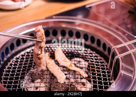 Griller de la viande de porc Coréen BBQ traditionnel sur cuisinière servir dans le restaurant Banque D'Images