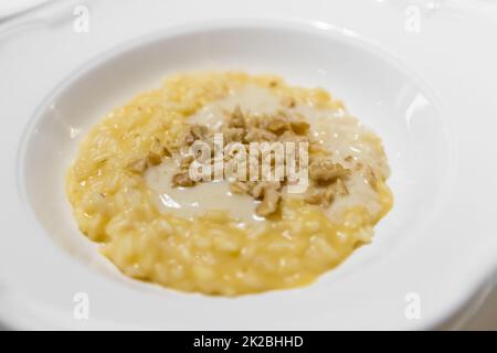 Risotto au safran avec noix Banque D'Images