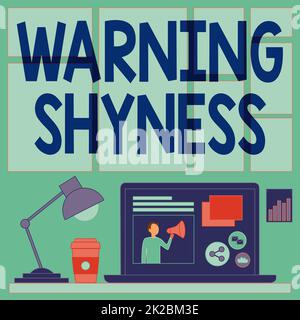 Ecriture du texte affichant un avertissement de shyness. Internet concept Avertissement timidité ordinateur portable sur Une table à côté de la tasse à café et lampe de bureau montrant le processus de travail. Banque D'Images