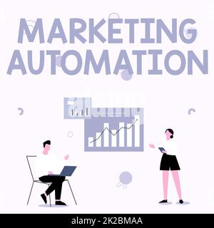 Affiche textuelle indiquant l'automatisation du marketing. Business Showcase logiciel utilisé par l'entreprise pour cibler efficacement le client Homme utilisant un ordinateur portable et fille Standing Sharing idées pour l'amélioration. Banque D'Images