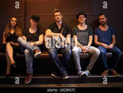 Un groupe pose pour une photo avant un grand spectacle. Ce concert a été créé dans le seul but de cette séance photo, avec 300 modèles et 3 groupes live. Tous les participants à cette séance photo sont sortis du modèle. Banque D'Images