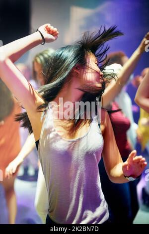 Photo d'une femme attirante dansant à la musique. Ce concert a été créé dans le seul but de cette séance photo, avec 300 modèles et 3 groupes live. Tous les participants à cette séance photo sont sortis du modèle. Banque D'Images