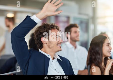 Si vous voulez savoir quelque chose, demandez. Photo courte d'un beau jeune homme d'affaires levant la main au cours d'un séminaire. Banque D'Images