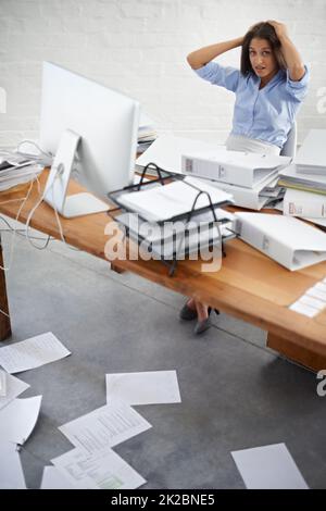 Shes toujours mettre dans les heures. Photo d'une belle jeune femme travaillant à son bureau. Banque D'Images