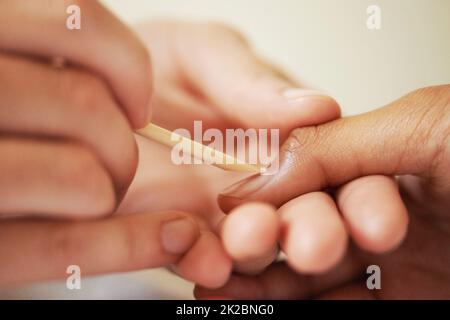 La magie de travail sur ses ongles. Photo courte d'une femme qui obtient une manucure. Banque D'Images