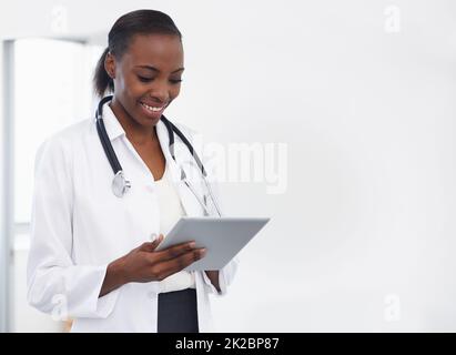 Utiliser la technologie pour établir un diagnostic. Prise de vue d'une femme médecin tenant une tablette numérique. Banque D'Images