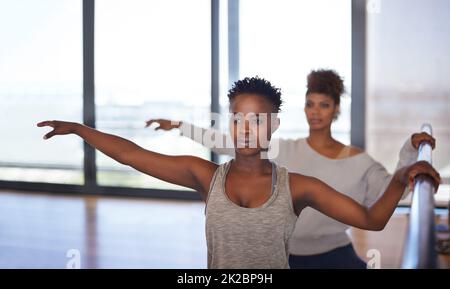 Danser comme un seul. Coupe courte de deux jeunes danseurs dans le studio. Banque D'Images