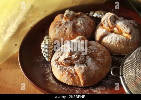 Pâtisseries feuilletées avec pomme sur fond de bois Banque D'Images