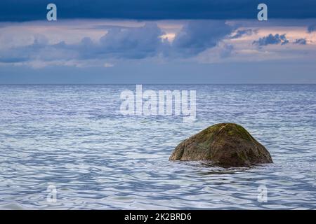 Boulder sur les rives de la mer Baltique près de Meschendorf, Allemagne Banque D'Images