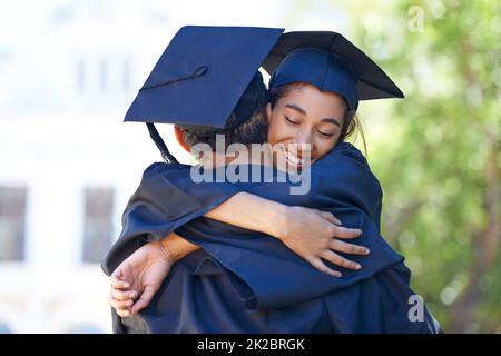 Ma journée la plus heureuse. Photo de deux étudiants heureux qui fêtent leur anniversaire le jour de la remise des diplômes. Banque D'Images