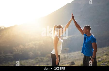 Si vous ne pouvez pas exceller avec le talent, triompher avec l'effort. Photo d'un couple sportif en plein filage après une course. Banque D'Images