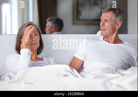 Je suis fatigué de discuter avec vous. Photo d'un couple marié mature ayant un argument dans la chambre. Banque D'Images
