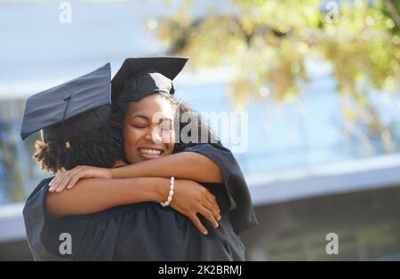 Jour de la remise des diplômes. Photo à l'extérieur des étudiants le jour de la remise des diplômes. Banque D'Images