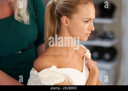 Préparez-vous pour le grand jour. Une jeune mariée se fait ses cheveux avant le mariage. Banque D'Images