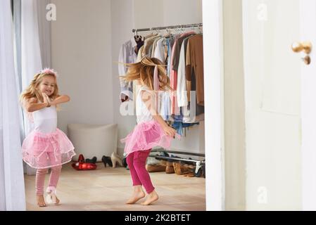 S'amuser dans l'imagination. Photo courte de petites filles portant des costumes de princesse fée. Banque D'Images