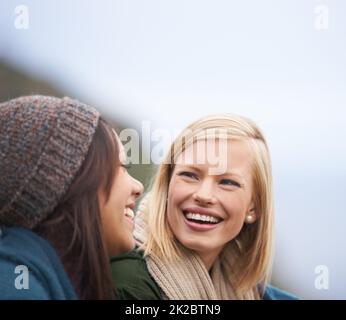 Des moments précieux avec mon meilleur ami. Deux jeunes femmes assises à l'extérieur. Banque D'Images