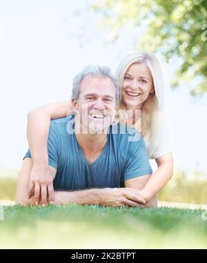 Comme dans l'amour comme le jour où ils se sont rencontrés. Portrait d'un homme mûr appréciant ses affections de fils dans le parc. Banque D'Images