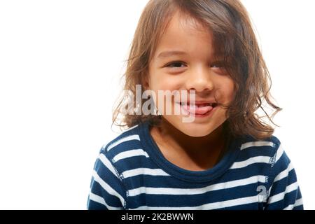 Méchant. Portrait en gros plan d'un jeune garçon mignon qui colle sa langue. Banque D'Images
