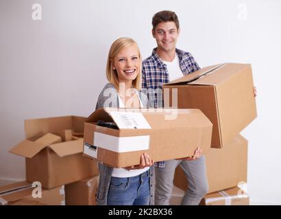 Nous sommes très heureux d'avoir fait ce choix. Photo d'un jeune couple heureux sur leur déménagement dans la journée. Banque D'Images