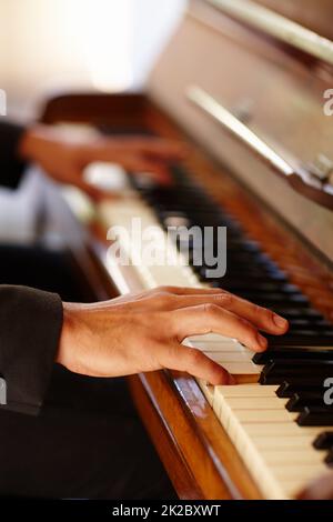 Démontrer une maîtrise. Gros plan des mains d'un homme jouant du piano. Banque D'Images