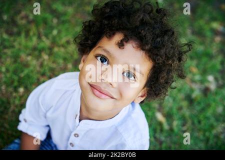 Tout prêt pour mon premier jour. Photo d'un petit garçon souriant dans la nature. Banque D'Images