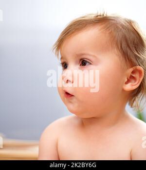 Qui dat. Prise de vue courte d'un bébé à la maison. Banque D'Images