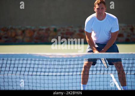 Prêt pour ce retour. Photo d'un homme jouant au tennis. Banque D'Images